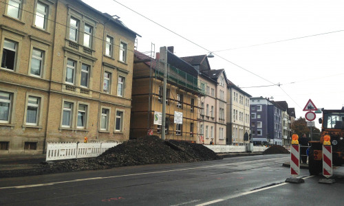 Der Leonhardplatz ist in Zukunft wieder einspurig freigegeben, die Leonhardstraße bleibt in Richtung Innenstadt gesperrt. Foto: Robert Braumann