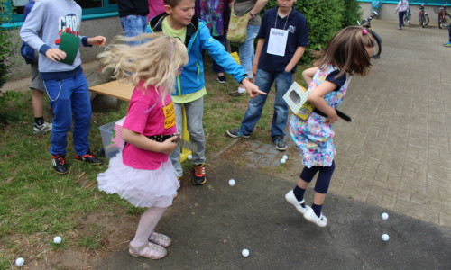 Die Schulkinder haben an den verschiedenen Spielständen mächtig Spaß. Fotos: Jan Borner