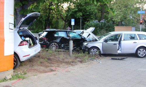 Drei Autos waren an dem Unfall beteiligt. Fotos: Rudolf Karliczek