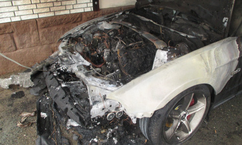 Der Motorblock des Sportwagens brannte total aus. Fotos: Polizei
