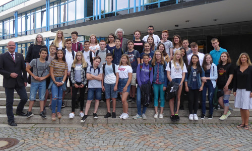Die Besucher aus Pirey vor dem Rathaus. Foto: Stadt Wolfsburg