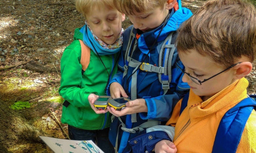 Wenn Lernen nebenbei geschieht: Schnitzeljagd mit Karte und GPS-Gerät - Grundschüler aus Sudmerberg begaben sich auf Bildungsschatzsuche im Nationalpark Harz. Foto: RUZ Nationalpark Harz