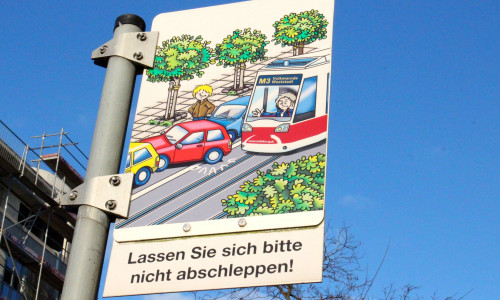 Mit diesen Schildern warnt die Verkehrs-GmbH die Autofahrer in der Gliesmaroder Straße. Foto: Sina Rühland