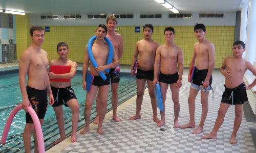 Jugendliche Flüchtlinge beim Schwimmkurs mit den Schwimmtrainern Lennard Vogel (links) und Dirk Elwart (Mitte). Foto: WSV