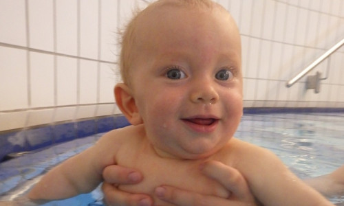 Der kleine Linus kommt regelmäßig ins ITZ, um im 32 Grad Celsius warmen Bewegungsbad zu schwimmen. Foto: ITZ