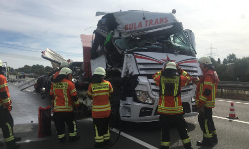 Der LKW wurde stark zerstört, der Fahrer konnte sich glücklicherweise ohne Hilfe aus dem Führerhaus befreien. Fotos und Video: Aktuell24 (KR)