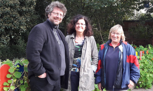 Heiko Sachtleben, Grüner Direktkandidat, Ministerin Gabriele Heinen-Kljajic und Betina Gube, Leiterin des Ökogartens. Foto: die Grünen