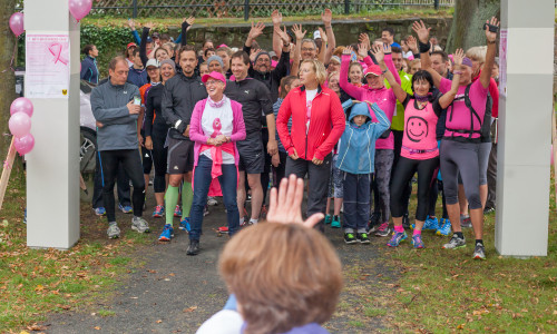 Gute Laune trotz Nieselregen: Rund 100 Teilnehmer kamen am Start zum 1. Anti-Brustkrebs-Lauf in Goslar zusammen. Foto: Alec Pein