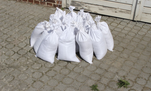 Sandsäcke sind ein probates Mittel bei Hochwasser. Symbolfoto: Jan Weber