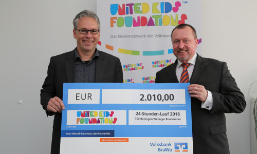 Klaus Ander, Vorsitzender vom TSV Rüningen, übergibt die 2.010 Euro-Spende für das Kindernetzwerk United Kids Foundations an Steffen Krollmann, Vorstandsvorsitzender der Volksbank BraWo Stiftung. Foto: Volksbank BraWo