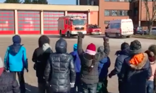 Aufgeregte Kinder gab es heute auf dem Feuerwehrgelände. Video/Screenshot: Feuerwehr