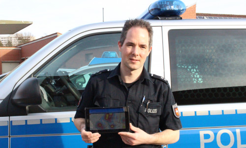 Oberkommissar Daniel Arth mit einem der Tablets, auf denen PreMap von den Kollegen auf Streife aufgerufen werden kann. Foto: Antonia Henker