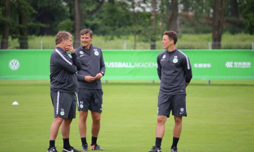 Rüdiger ZIehl (Mitte) und sein Team bleiben beim VfL. Foto: VfL Wolfsburg