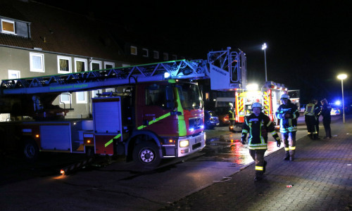 Einsatzkräfte mussten in der Nacht von Freitag auf Samstag zu einem Brand in der Fuhsestraße ausrücken. Foto: Rudolf Karliczek
