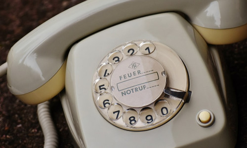 Ein bisher unbekannter Mann versuchte per Telefon einer älteren Frau mehrere tausend Euro abzugewinnen. Foto: Pixabay