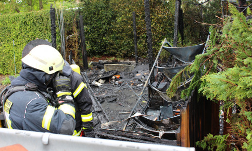 Der Garagenanbau brannte vollständig nieder. Foto: Christoph Böttcher