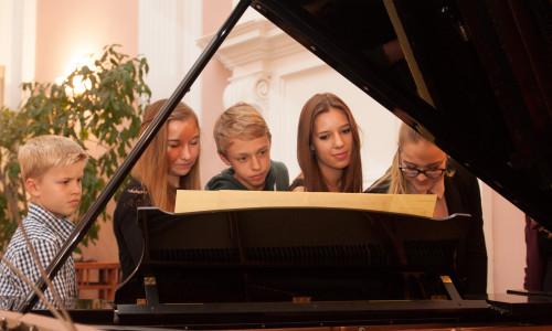 Musikschüler proben im Rittersaal für ihr Konzert. Foto: Privat