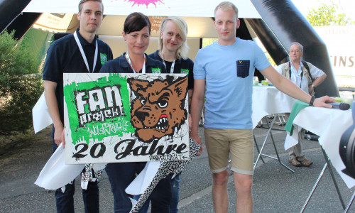 Die "Macher" des Fanprojekts Wolfsburg (v.l.) Janik Fuge, Anke Thies und Antje Biniek bekamen von den Fans ein tolles Geschenk zum 20-Jährigen. Fotos: Eva Sorembik