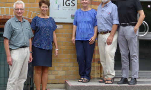 Die grüne Kreistagsfraktion zu Besuch in der IGS Wallstraße (von links): Holger Barkhau, Ursula Miege, Christiane Wagner-Judith, Hilmar Nagel, Dr. Reinhard Gerndt. Foto: Grüne