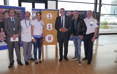 Das Goslarer Zivilcouragekampagne-Team mit Marek Erhard und Hessens Innenminister Peter Beuth an der 110 Torwand. Foto: Polizei
