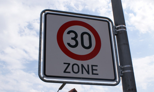 Ein Antrag, für weitere Straßen die Höchstgeschwindigkeit auf 30 km/h herabzusetzen löste eine Grundsatzdiskussion im Ausschuss für Bau, Stadtentwicklung und Umwelt aus. Symbolfoto: Marc Angerstein