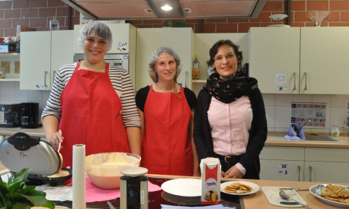 Sarah Goldmann-Marr (von rechts) begrüßte mit Jacqueline Neumann und Anne-Sophie Reck die Besucher im Berufsbildungsbereich mit frischen Waffeln. Foto: Lebenshilfe 