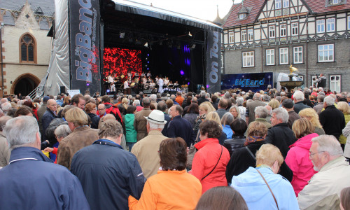 Insgesamt 9.000 erspielte die Big Band der Bundeswehr beim Benefizkonzert auf dem Marktplatz. Foto: Anke Donner 