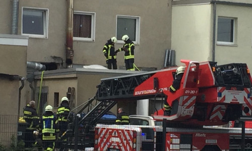 Aufgrund eines Schornsteinbrandes musste die Feuerwehr in die Wolfsburger Innenstadt ausrücken.  Fotos: Sandra Zecchino