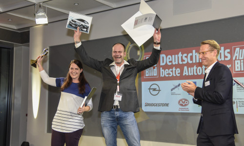Gewinner Jens-Christof Stümpel aus Wolfenbüttel ist offiziell Deutschlands bester Autofahrer. Foto: Opel