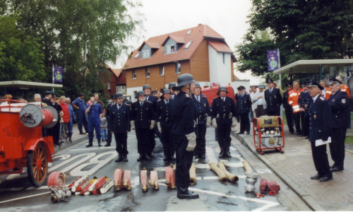 Die Feuerwehr Hötzum lädt zum Tag der offenen Tür ein. Hier kommen auch historische Feuerwehrspritzen zum Einsatz. Foto: Heinz Kümmel