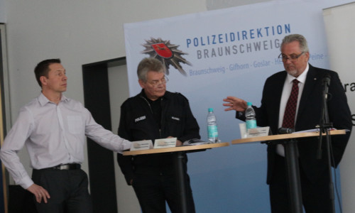 Stefan Weinmeister, Wolfgang Klages und Ulf Küch, alle Polizei Braunschweig, bei der Vorstellung der Kriminalitätsstatistik. Foto: Braumann