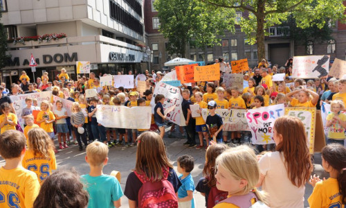 Die Schüler der Grundschule Comeniusstraße hatten vor dem Rathaus gegen die Zustände protestiert. Foto: Braumann