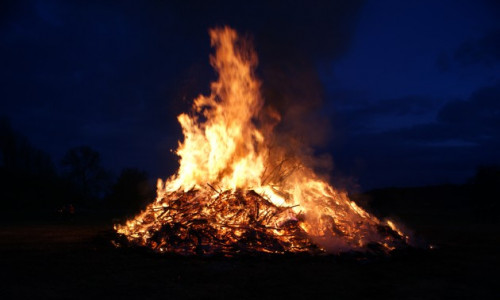 Auch in diesem Jahr werden in vielen Orten die Osterfeuer angezündet. regionalHeute.de zeigt auf einen Blick, wo die traditionellen Feuer angesteckt werden. Symbolfoto: Anke Donner