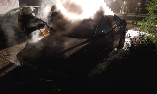 Der BMW wurde von der Feuerwehr abgelöscht. Fotos: Stadtfeuerwehr-Presse-Team