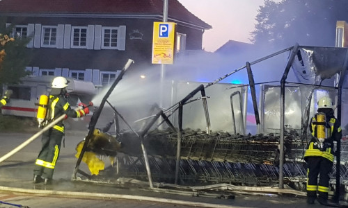 Ein Übergreifen auf den Supermarkt konnte verhindert werden. Foto: Pressestelle der Freiwilligen Feuerwehr der Samtgemeinde Meinersen/Schaffhauser