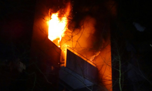 In der ehemaligen Klinik brannte gestern Nacht eine Wohnung. Fotos: Feuerwehr Pressestelle/Nadjib