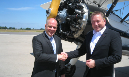 Matthias Disterheft, Aufsichtsratsvorsitzender der Flughafen Braunschweig GmbH (rechts) begrüßt den neuen Flughafenchef Michael Schwarz. Foto: Flughafen Braunschweig-Wolfsburg