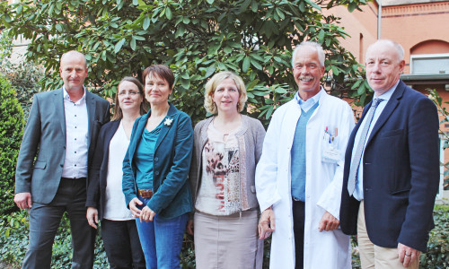 Volker Wagner, Geschäftsführer Diakoniestationen Harz-Heide gGmbH, Cornelia Apitz und Ulrike Brandes, Koordinatorinnen SAPV Harz-Heide gGmbH, Dr. med. Susanne Buchholz, Palliativmedizinerin und Fachärztin für Innere Medizin, Dr. med. Rainer Prönneke, Palliativmediziner und Chefarzt der Medizinischen Klinik Krankenhaus Marienstift, sowie Rüdiger Becker, Direktor der Evangelischen Stiftung Neuerkerode, informierten über die neu gegründete Gesellschaft (v. li.). Foto: Evangelische Stiftung Neuerkerode