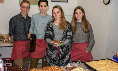 Servieren allerlei Köstlichkeiten: Schüler des Gymnasiums im Schloss eröffnen ihr eigenes Restaurant - für nur einen Tag. Foto: Werner Heise