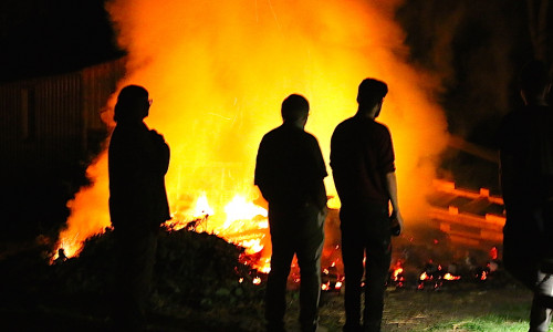 Das aus Paletten entflammte Feuer war laut Feuerwehr zu groß geraten. Foto: Werner Heise