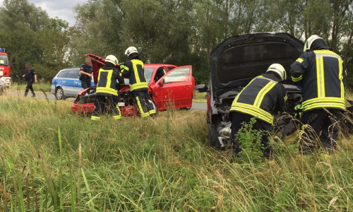 Zwei Fahrzeuge stießen im Feierabendverkehr bei Ilkerbruch frontal zusammen. Foto: Feuerwehr Fallersleben