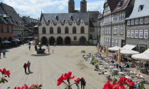 Auf dem Marktplatz in Goslar wird am Wochenende ein mittelalterliches Treiben herrschen. Foto: GOSLAR marketing gmbh