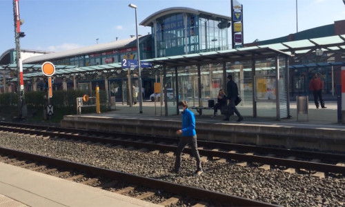 Immer wieder kommt es dazu, dass Menschen verbotenerweise über die Bahnschienen am Wolfenbütteler Bahnhof laufen. Foto/Video: Werner Heise