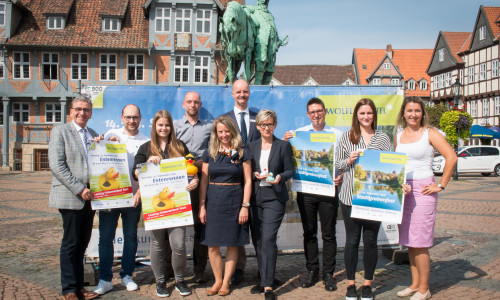 Bürgermeister Thomas Pink und das Team des Veranstaltungsmanagements der Stadt freuen sich gemeinsam mit den Sponsoren auf das Stadtgrabenfest. Foto/Video: Werner Heise