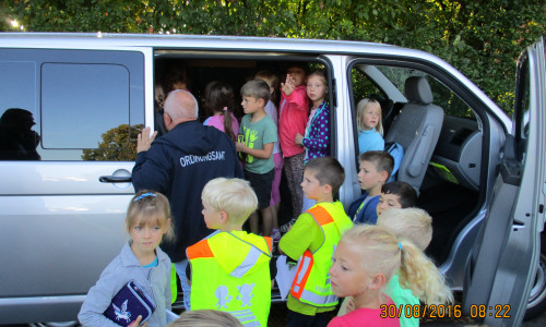 Den Kindern wurde von der Polizei die Messtechnik direkt am Messfahrzeug erklärt. Foto: Polizei Goslar
