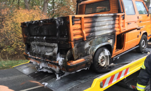 Das verbrannte Liebhaberstück wird vom Abschleppdienst abgeholt. Foto: Freiwillige Feuerwehr Fallersleben