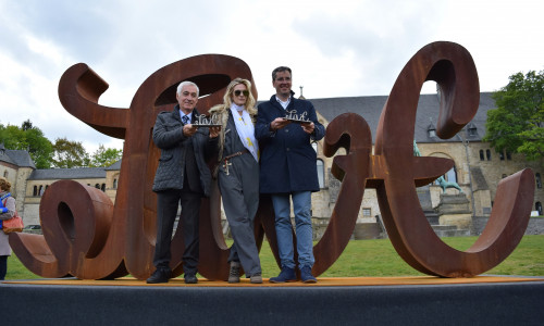 Goslars Oberbürgermeister Dr. Oliver Junk (von rechts), Künstlerin Mia Florentine Weiss und Bernard Lummeaux, stellvertretender Bürgermeister von Arcachon, präsentieren die Skulptur LOVE HATE vor der Kaiserpfalz. Foto: Stadt Goslar