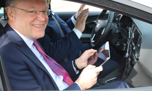 Der niedersächsische Ministerpräsident testete das Cloud-Car. Fotos. Bernd Dukiewitz