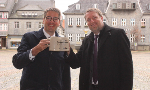 Oberbürgermeister Dr. Oliver Junk und Ingo Schrader testeten am Dienstag gleich die Bierkrüge samt Inhalt. Fotos: Anke Donner 