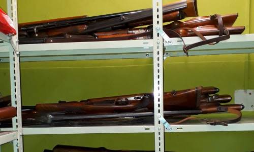 Im Zuge der Amnestie bereits abgegebene Waffen im Tresorraum. Fotos: Landkreis Peine